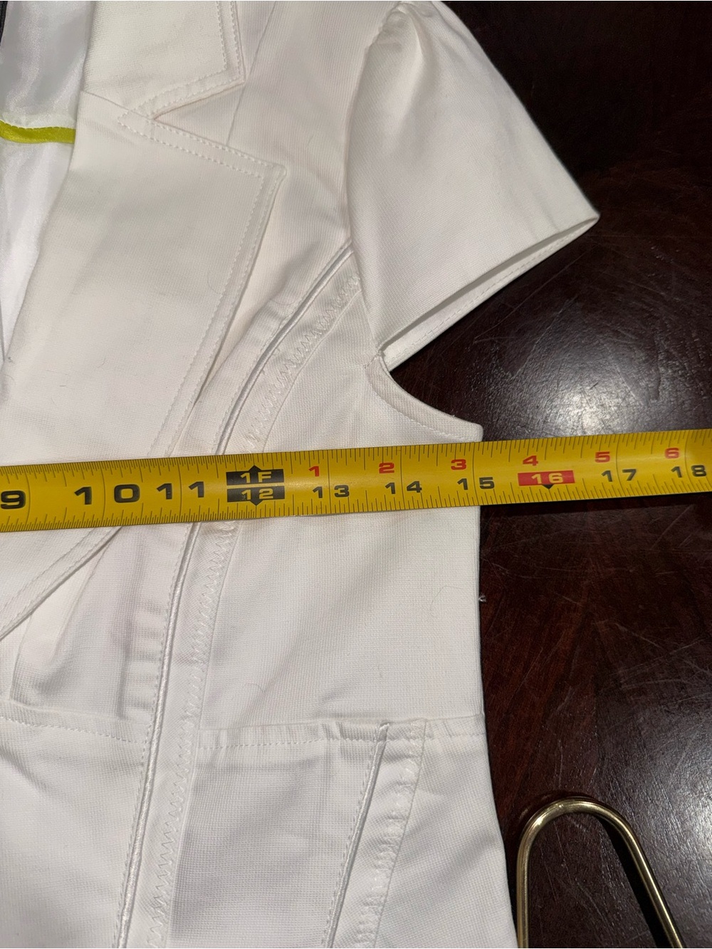 XOXO White Short Sleeve Tailored Button Front Blazer Top - Picture 6 of 7